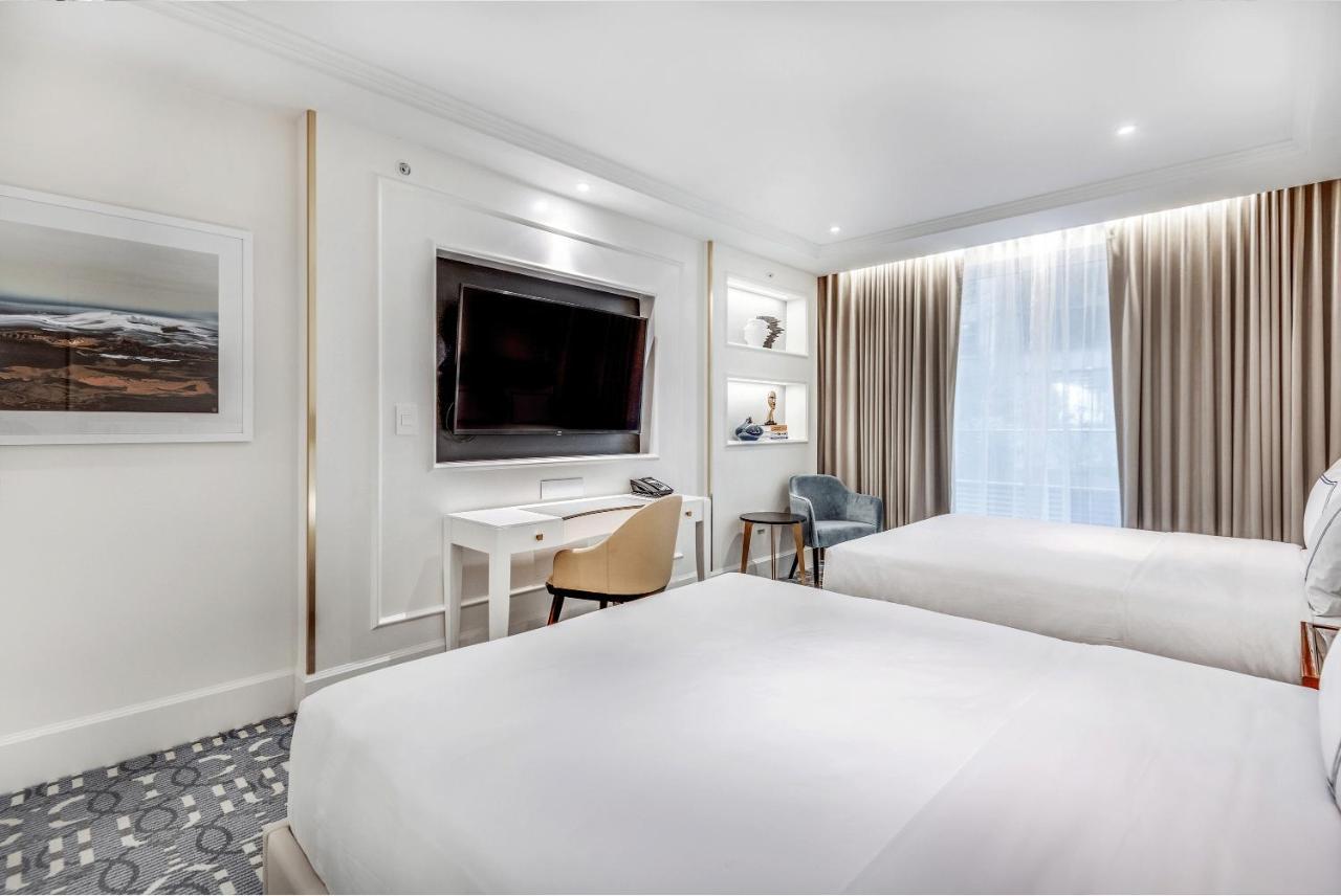 Azur Legacy Collection Hotel Vancouver Exterior photo
